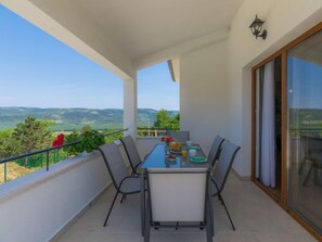 تناول الطعام بالخارج