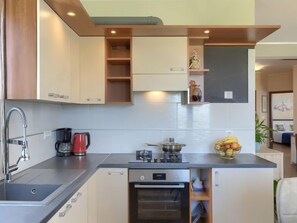 ثلاجة، فرن، غسالة أطباق، مستلزمات طهي/أطباق/أوعية