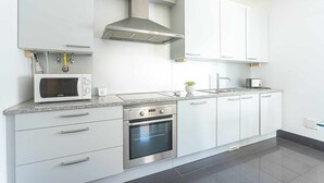 Coffee/tea maker, fridge, microwave, oven