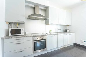 Fridge, microwave, oven, dishwasher - 3 bedroom apartment Foz Sul (Nazaré)