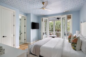 5 bedrooms, WiFi, bed sheets - Bunk Room, Separate Guest Cottage & Courtyard w/Fire pit (Bluffton)