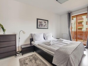 1 bedroom, desk, internet