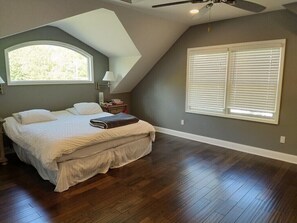 6 bedrooms, desk, iron/ironing board, free WiFi