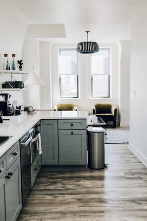 Réfrigérateur, micro-ondes, four, plaque de cuisson