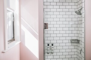 Sèche-cheveux, serviettes fournies, savon, shampoing