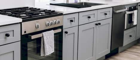 Refrigerador, microondas, horno y parrilla de estufa