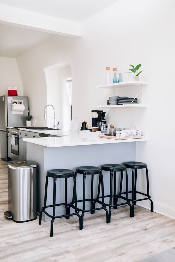 Een koelkast, een microgolfoven, een oven, een kookplaat