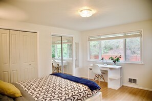 4 bedrooms, desk, iron/ironing board, free WiFi