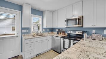 Een koelkast, een magnetron, een oven, een kookplaat