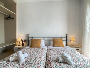 2 slaapkamers, een strijkplank/strijkijzer, gratis wifi, beddengoed