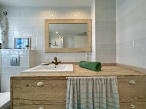 Shower, towels - Appartment Blue Fanals apartment on the seafront with panoramic view (Platja d'Aro)