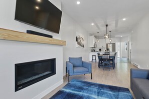 Smart-TV, Kamin, Netflix, Streaming-Dienste