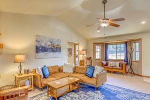 Smart TV, fireplace, DVD player