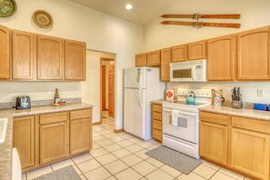 Fridge, microwave, dishwasher, coffee/tea maker