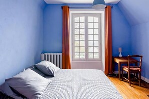 2 bedrooms, desk, iron/ironing board, travel crib