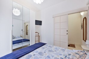 2 habitaciones y tabla de planchar con plancha