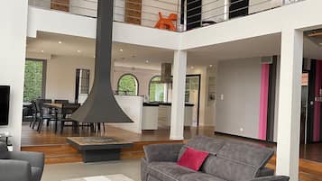 Fernseher, Kamin, DVD-Player, Tischfußball