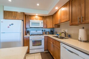 Réfrigérateur, four à micro-ondes, un four, surface de cuisson
