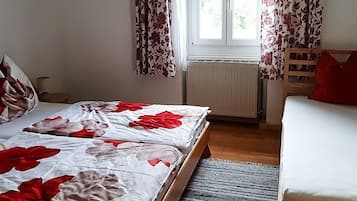 2 bedrooms, travel cot, WiFi, bed sheets