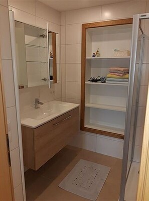 Sèche-cheveux, serviettes fournies