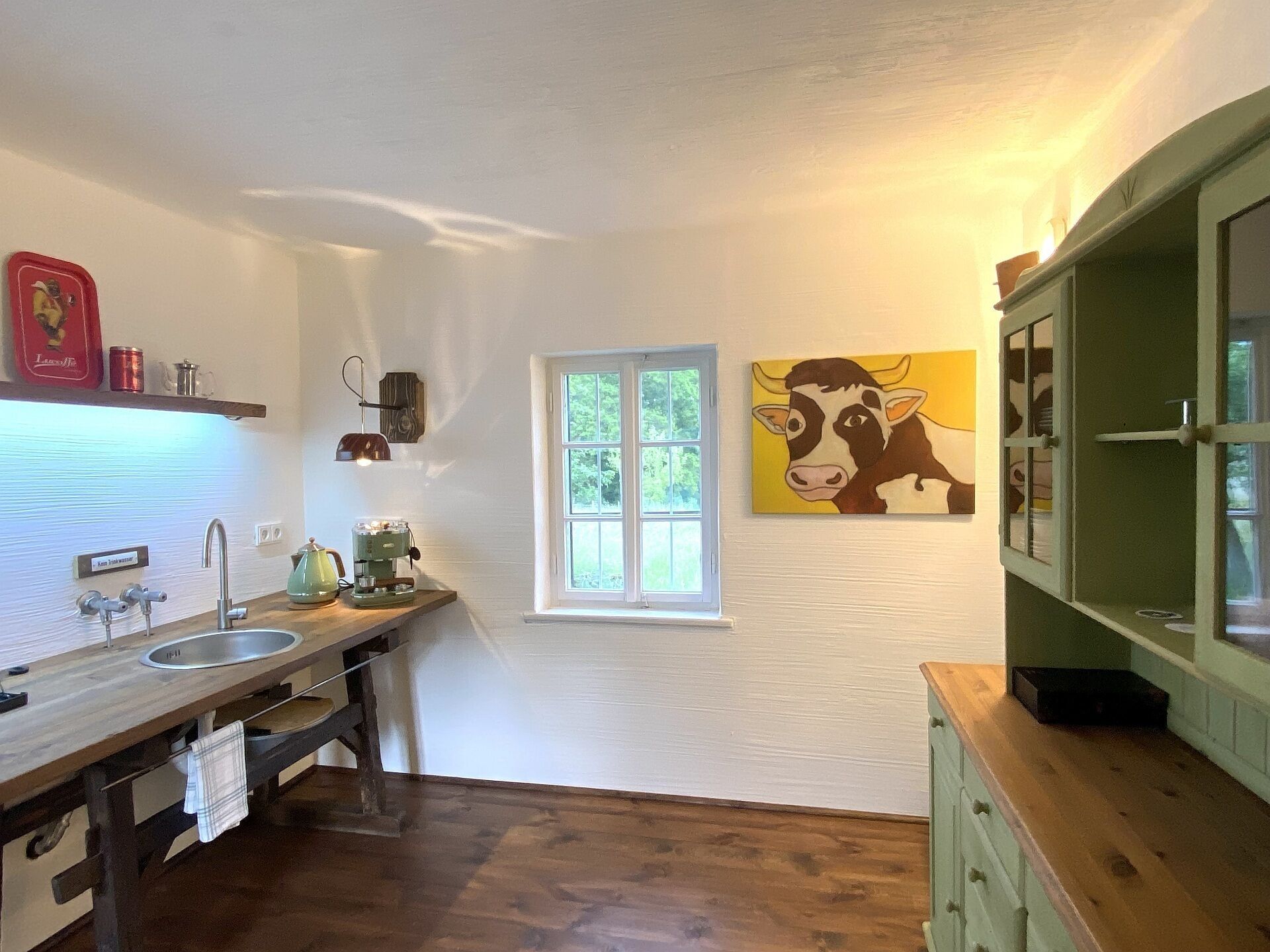 Kühlschrank, Herdplatte, Wasserkocher mit Kaffee-/Teezubehör