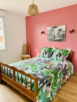 6 soverom, skrivebord, strykejern/-brett og reiseseng for barn