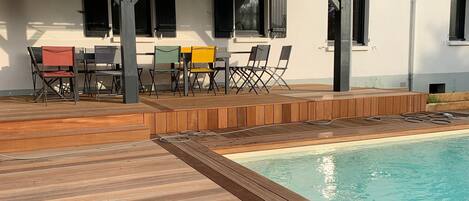 Utendørsbasseng og et oppvarmet basseng