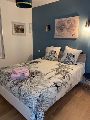 6 slaapkamers, een bureau, een strijkplank/strijkijzer, reisbedje