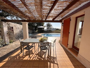 Outdoor dining - Spacious 5-Room House with Pool, AC, and Fiber Optic Internet in Cavalaire-sur-Mer (Cavalaire-sur-Mer)