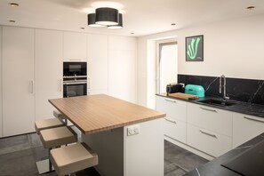 雪櫃、微波爐、焗爐、爐具