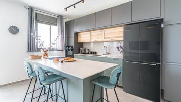 Apartemen | Dapur pribadi | Lemari es besar, microwave, oven, dan kompor