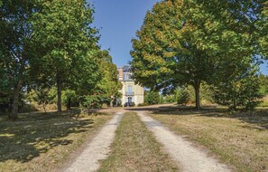 Property grounds - Gorgeous home in Mouterre-Silly (Mouterre-Silly)