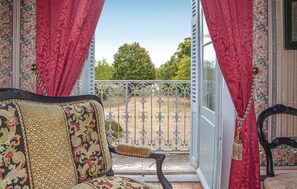 Terrace/patio - Gorgeous home in Mouterre-Silly (Mouterre-Silly)