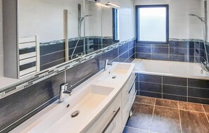 Bathtub - 3 bedroom lovely home in Plouguerneau (Plouguerneau)
