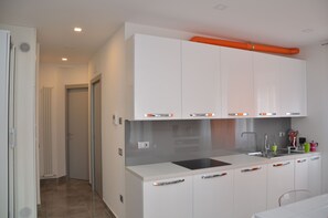 Geladeira, micro-ondas, cooktop, lava-louças