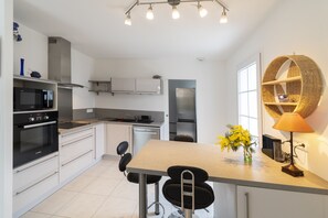 Kylskåp, mikrovågsugn, ugn och spishäll