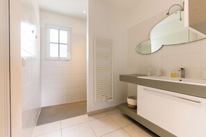 Regadera, toallas, papel de baño 