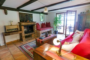 Cheminée, baby-foot, livres, chaîne hi-fi