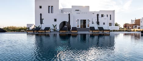 Una piscina al aire libre de temporada