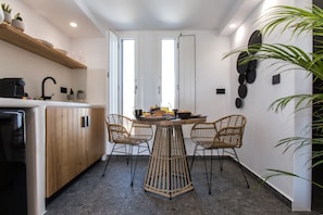 Deluxe Studio Suite | Private kitchen | Fridge, stovetop, espresso maker, coffee/tea maker