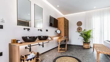 尊榮開放式套房, 1 張特大雙人床 | 起居區 | 21-吋電視,提供衛星頻道