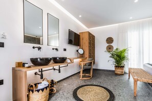 Suite Studio Premium, 1 très grand lit | Coin séjour | Télévision de 21 pouces avec chaînes par satellite