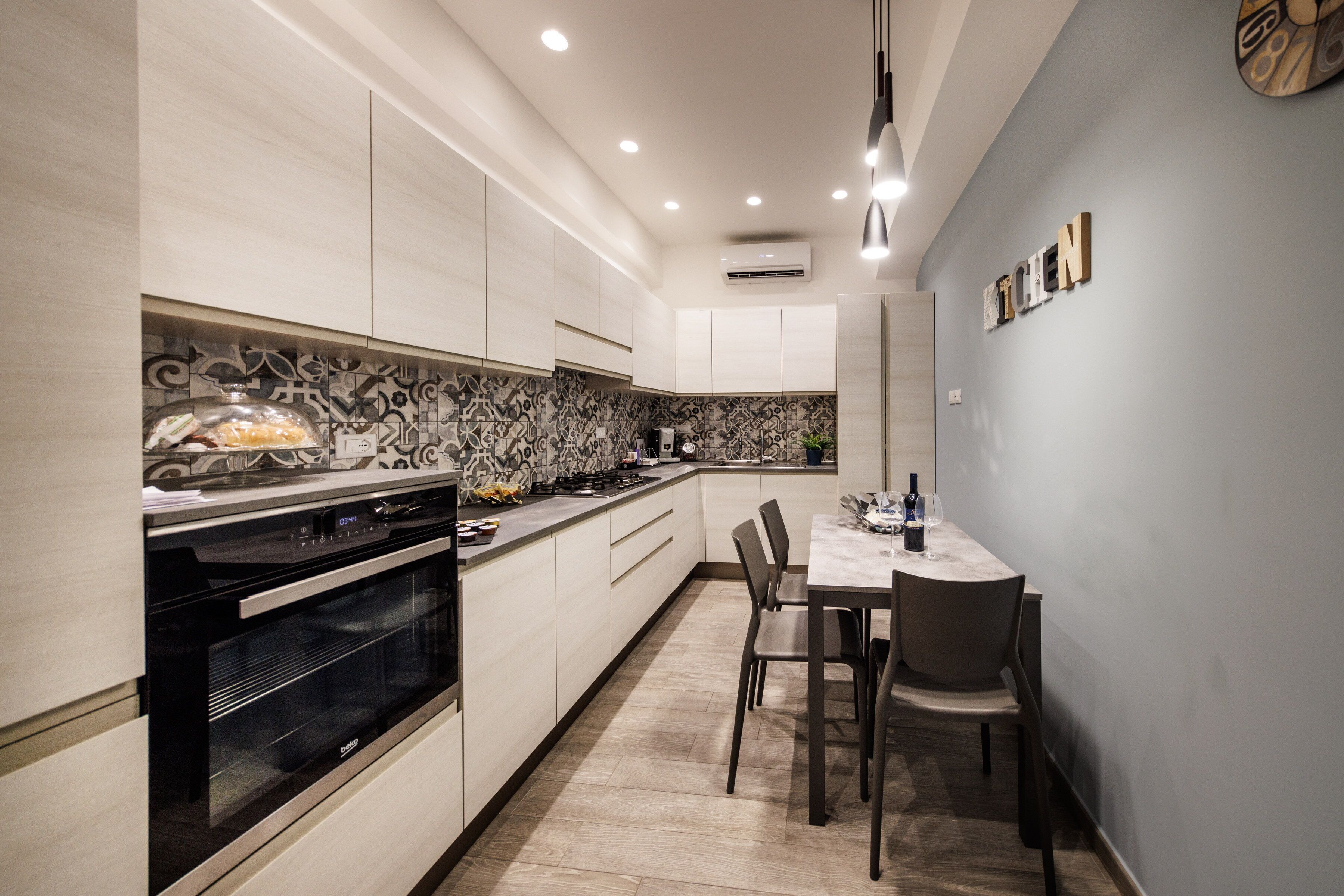 Réfrigérateur, four, plaque de cuisson, lave-vaisselle