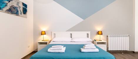 3 makuuhuonetta, työpöytä, silitysrauta/-lauta, ilmainen Wi-Fi