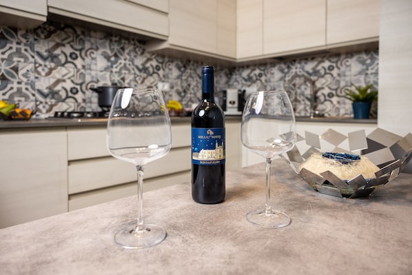 Kjøleskap, ovn, kokeplater og oppvaskmaskin