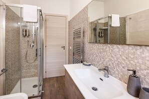 Shower, hair dryer, bidet, towels - Blue Apartment Messina (Messina)