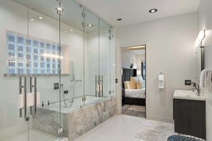 Badewanne, Haartrockner, Handtücher