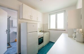 Kühlschrank, Ofen, Herdplatte, Wasserkocher mit Kaffee-/Teezubehör