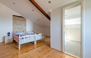 3 bedrooms, travel crib, free WiFi, bed sheets - 3 bedroom lovely home in Peruski (Peruski)