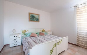 3 bedrooms, travel crib, free WiFi, bed sheets - 3 bedroom lovely home in Peruski (Peruski)